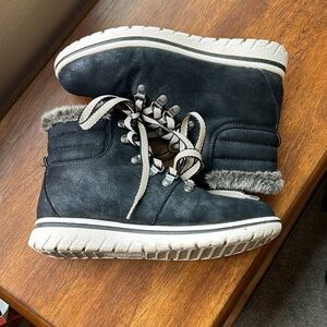 Black Cliffs Hallett boot by white mountain size 6.5